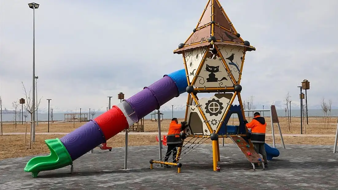 Parklarda temizlik ve onarım çalışması yapıldı