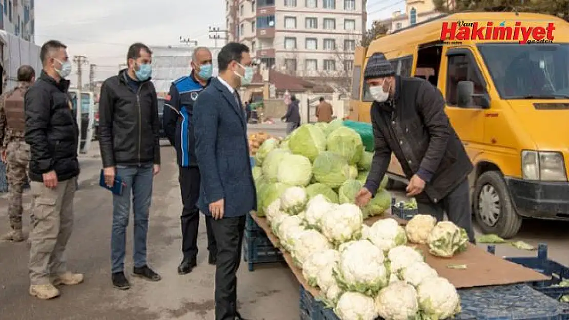 İpekyolu Kaymakamı Aslan pazara inerek esnaflarla sohbet etti