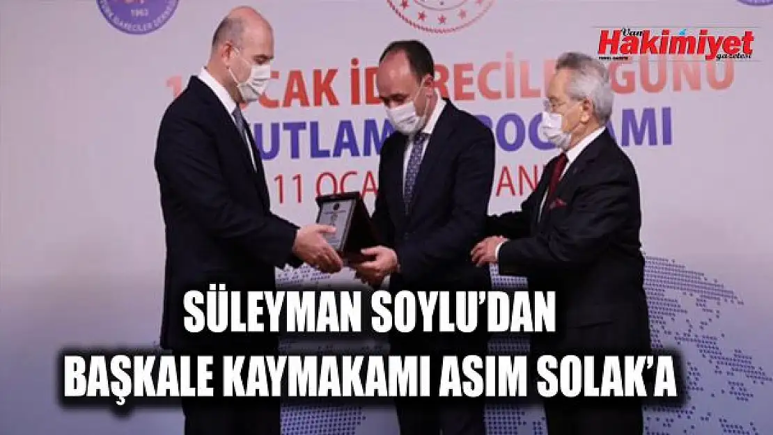 Van'da görevli kaymakama yılın idarecisi ödülünü Bakan Soylu verdi