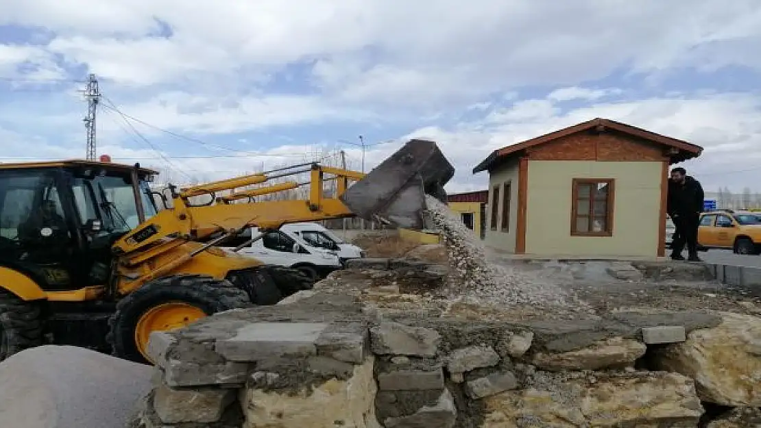 Gürpınar Belediyesi ilçeye yeni minibüs durakları kazandırıyor