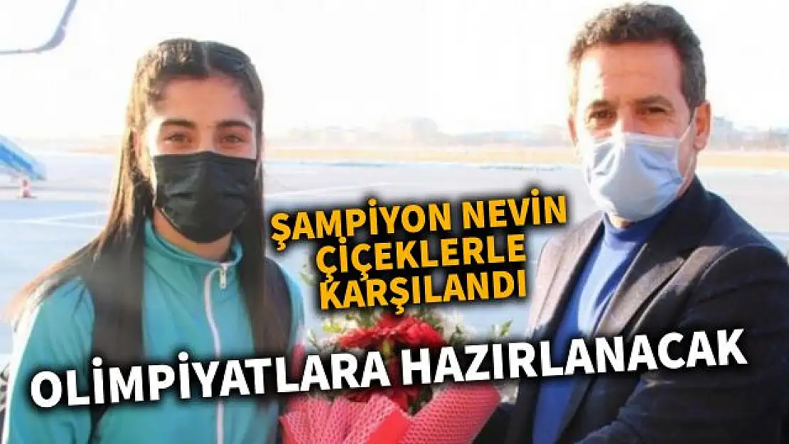 Van'ın şampiyon kızı Nevin havalimanında çiçeklerle karşılandı