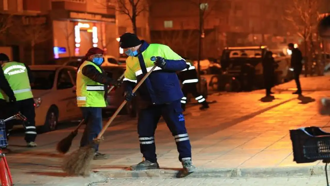 İpekyolu gece mesaisinde 3 ton çöp topladı