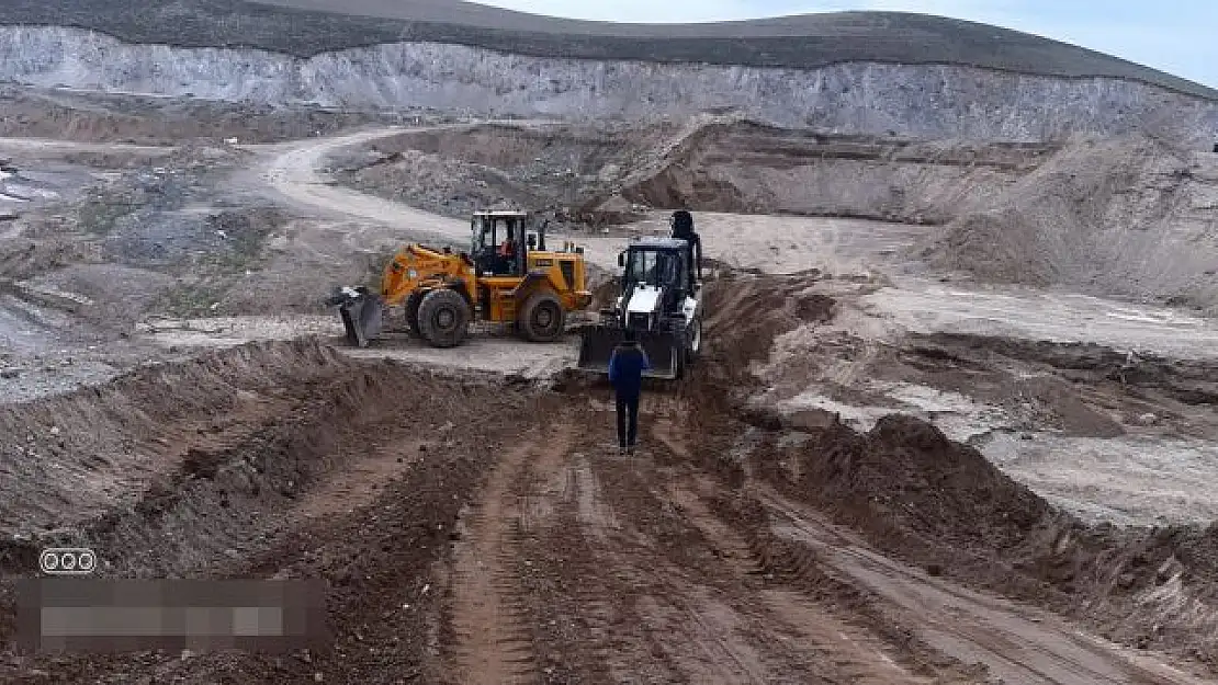 Çaldıran'da hasar gören yollar onarılıyor