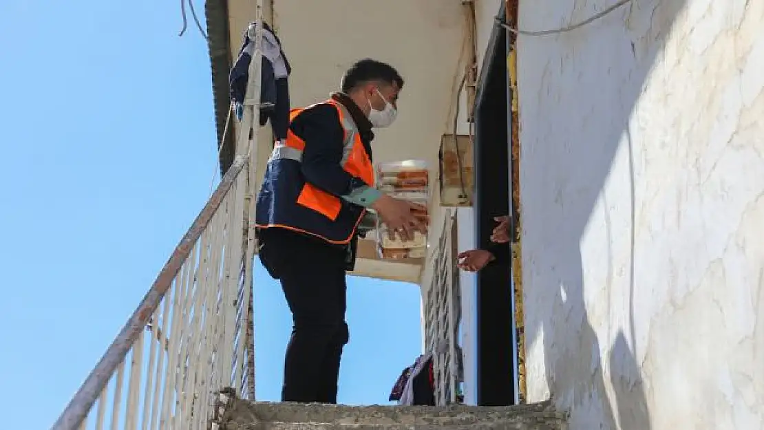 Gürpınar Belediyesi Ramazan ayında ihtiyaç sahibi ailelere sıcak yemek ulaştırıyor