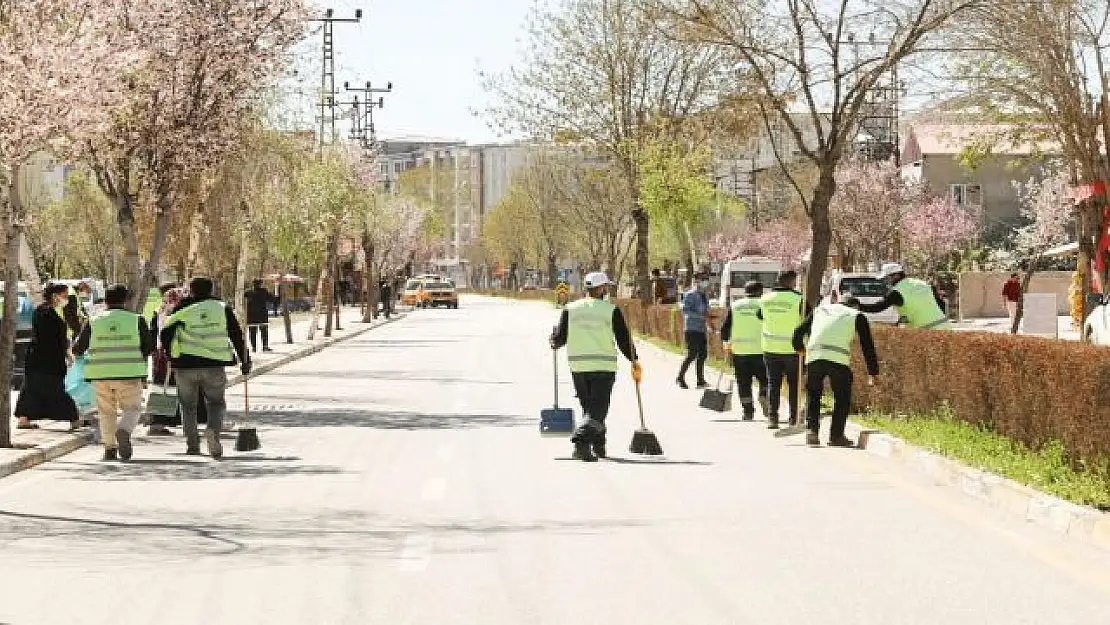 İpekyolu Belediyesi sokağa çıkma kısıtlamasını temizlik seferberliğine dönüştürdü