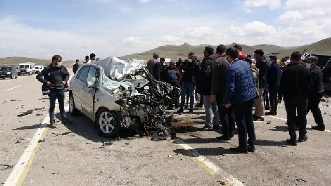 Otomobille kamyonet kafa kafaya çarpıştı: 1 ölü, 1 yaralı