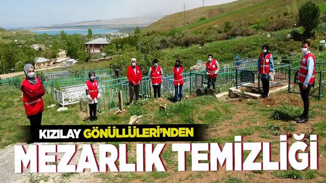 Kızılay gönüllüleri Kabristanlarda temizlik yapıp, gül bıraktı