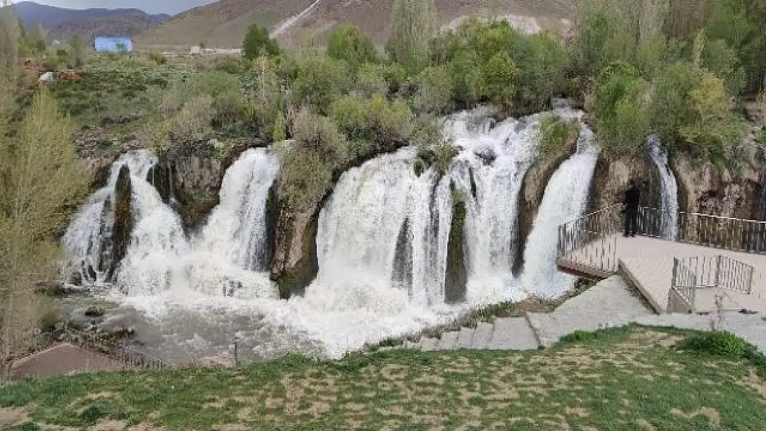 Muradiye Şelalesi bahar güzelliği ile göz kamaştırıyor