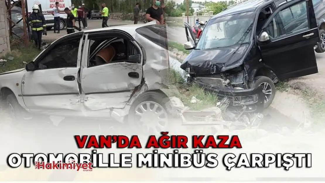 Otomobille minibüs çarpıştı: 4 yaralı