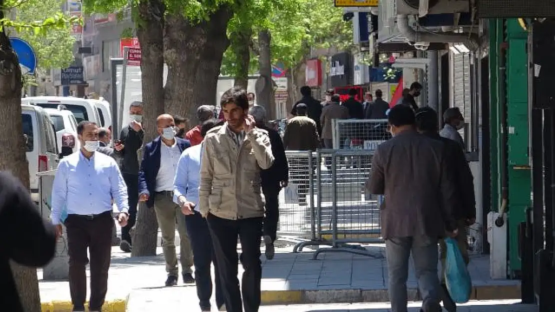 Van'ın en işlek caddelerinde oluşan yoğunluk pes dedirtti