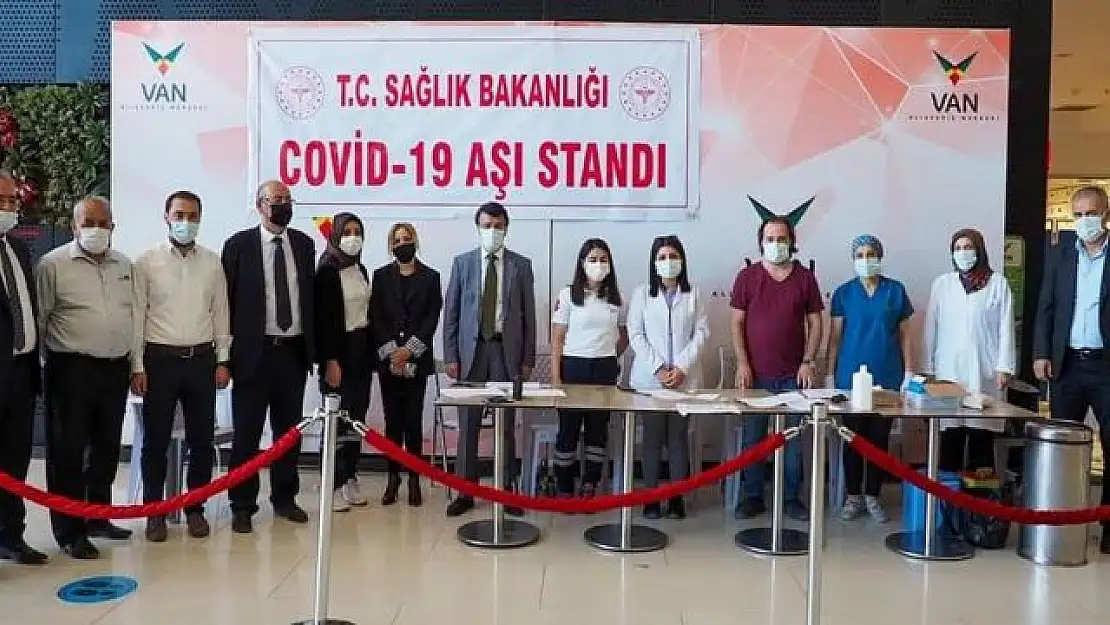 Başkan Türkmenoğlu aşı stantlarını ziyaret etti