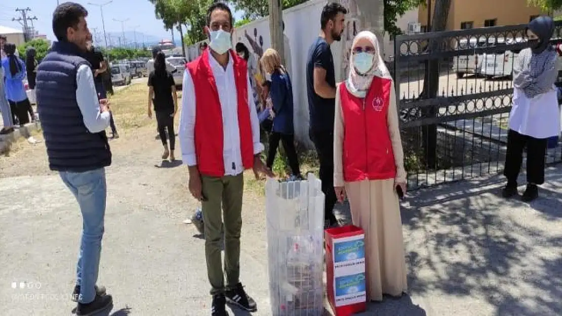 Köy okulları için kalem ve silgi topladılar