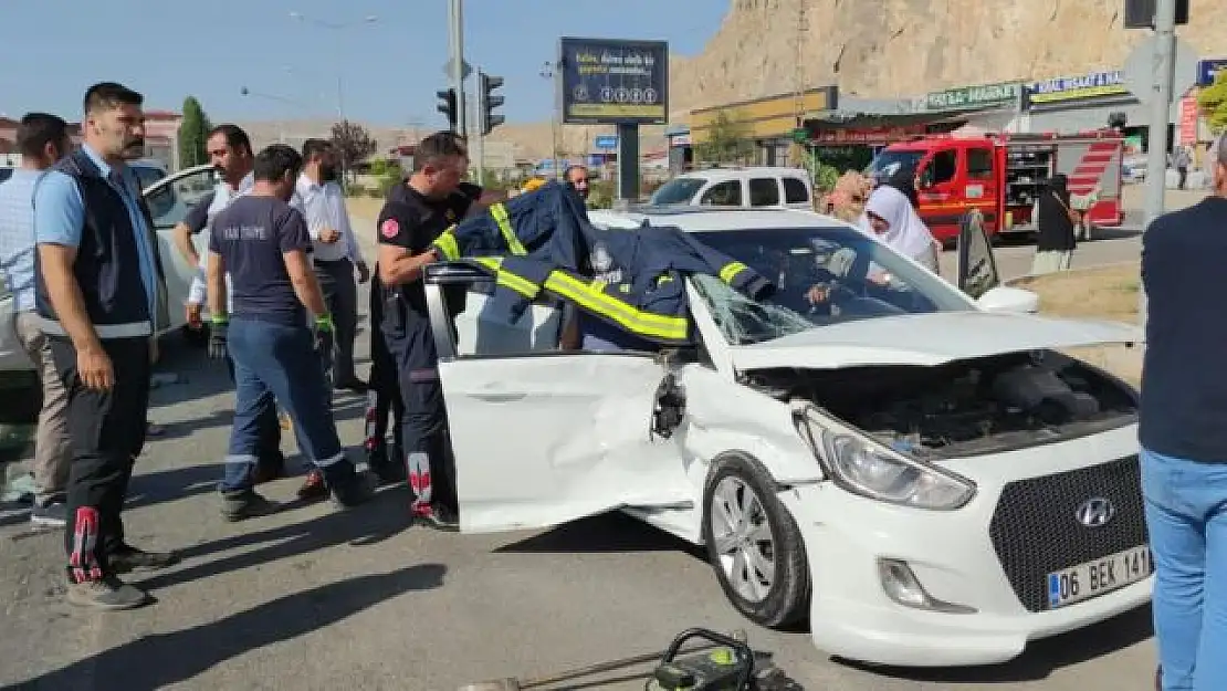 Otomobille kamyonet çarpıştı: 2 yaralı