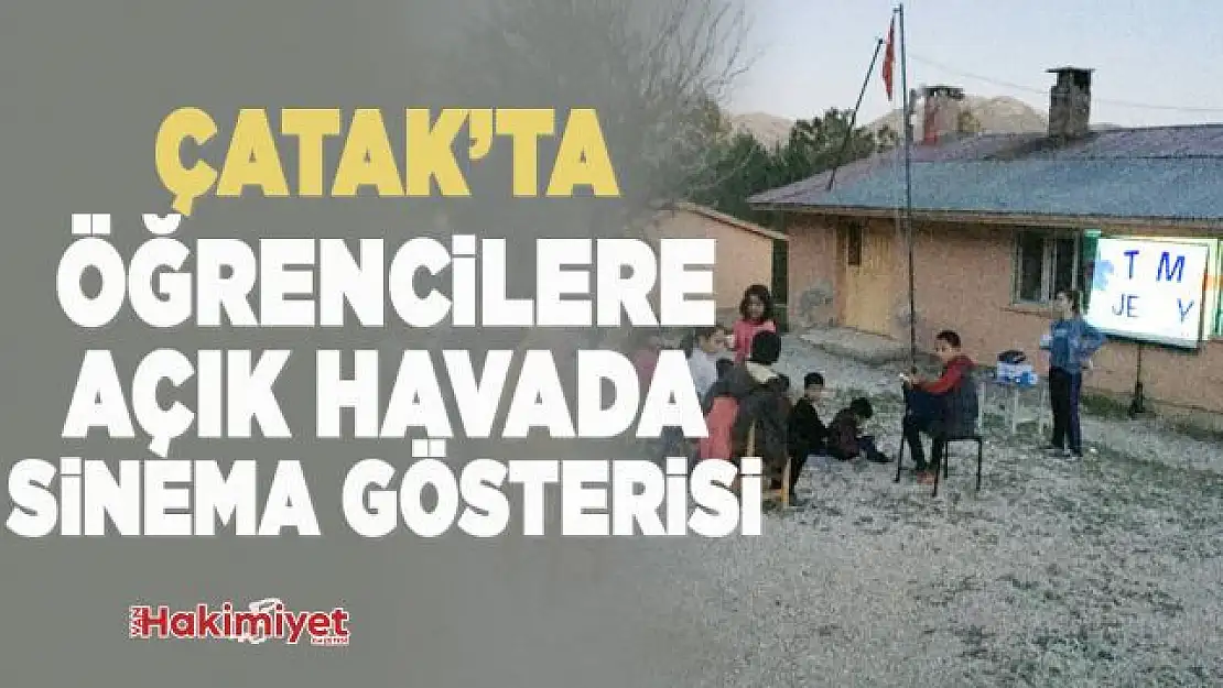 Van'ın Çatak ilçesinde öğrencilere açık havada sinema gösterisi