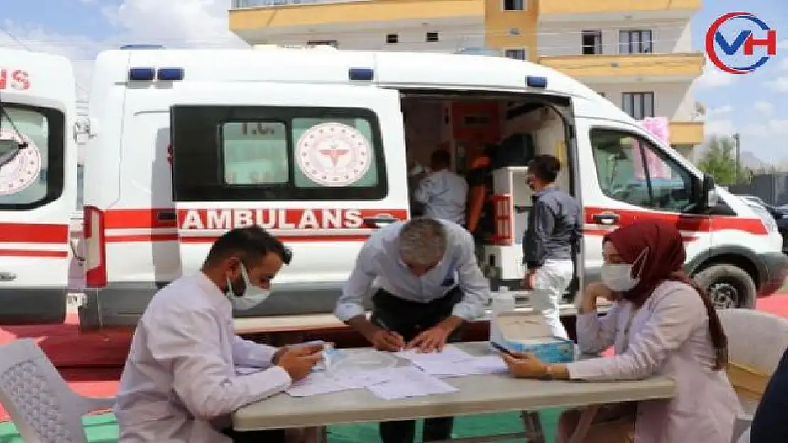 Van'da Sağlık Ekipleri, Düğüne Gelen Davetlilere Aşı Yaptı