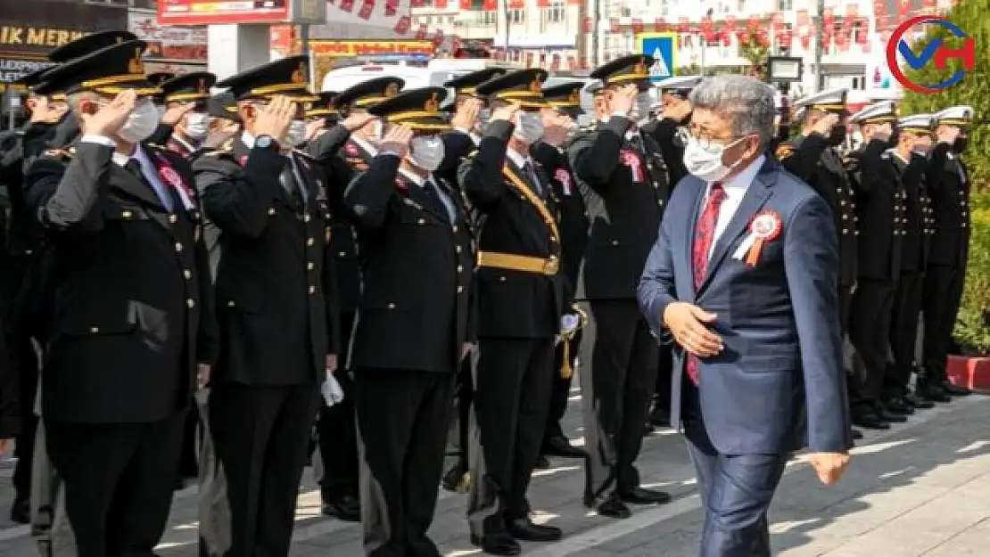 Van'da Cumhuriyet Bayramı dolayısıyla Atatürk Anıtı'na çelenk sunuldu