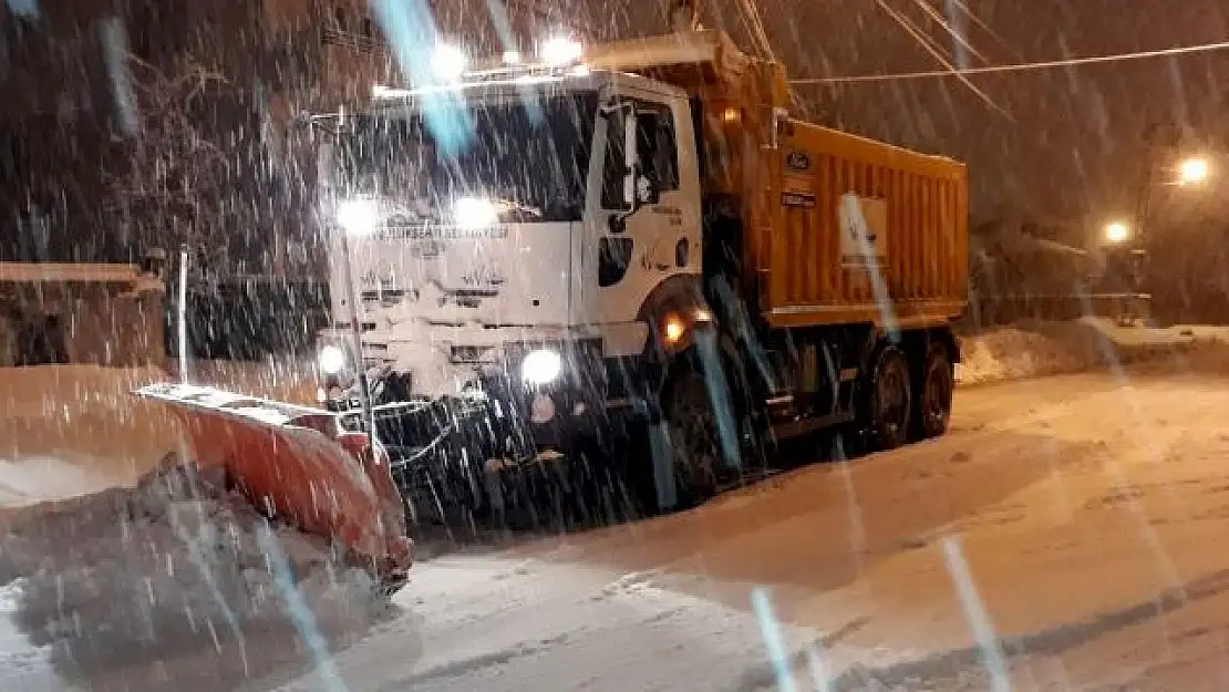 Van Büyükşehir Belediyesi kar mesaisini gece sürdürdü