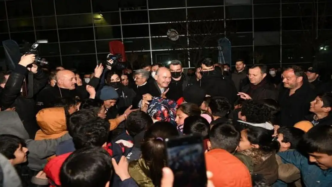 Bakan Soylu, Hacıbekir'de gençlerle bir araya geldi