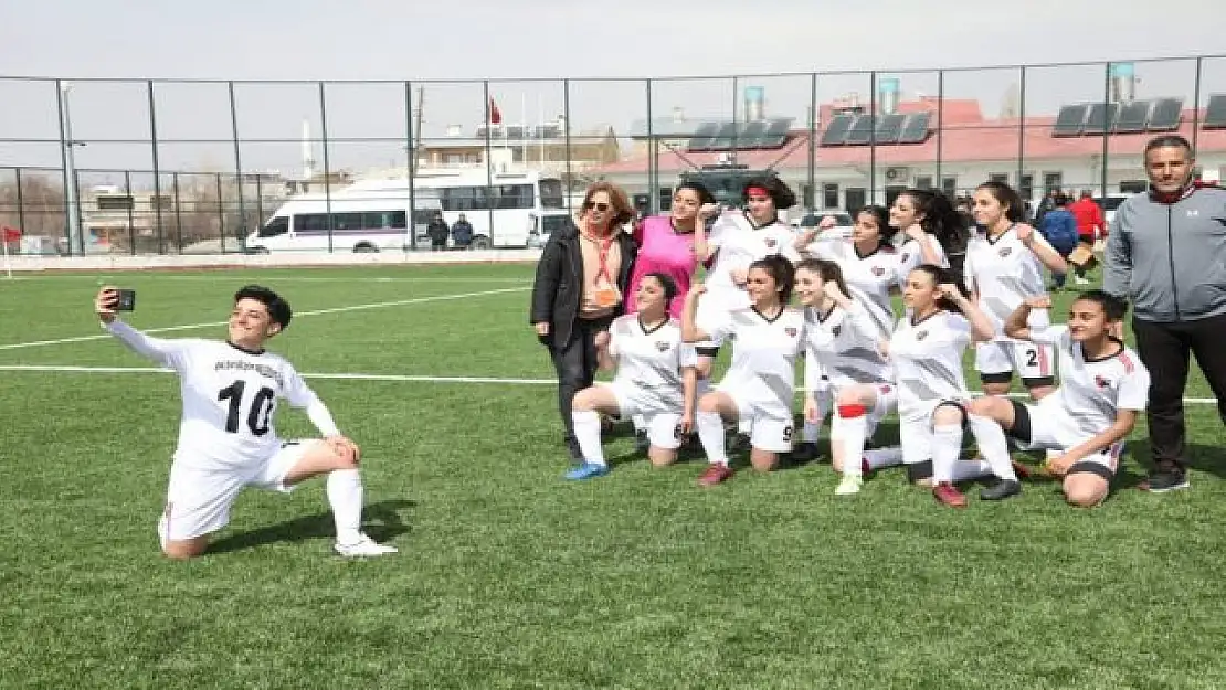 Van Büyükşehir Belediye Spor kulubünün kadın futbol takımı ilk maçında galip geldi