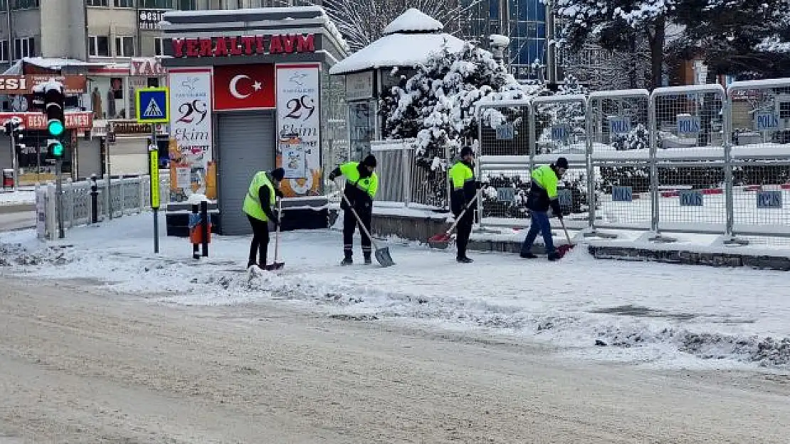 Van Büyükşehir gece boyu karla mücadele etti