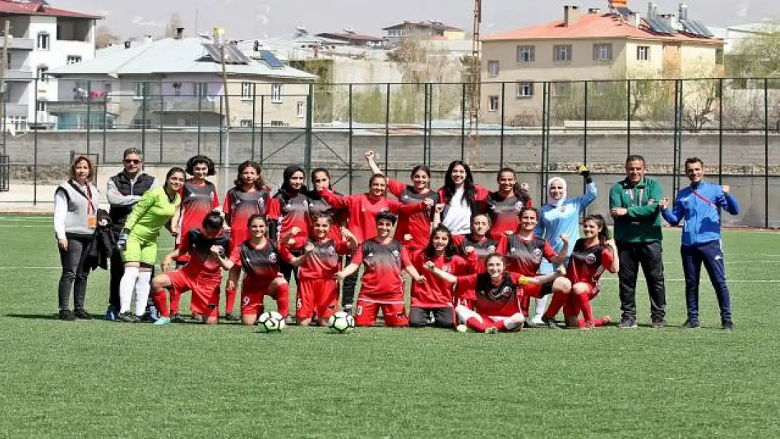 BÜYÜKŞEHİR KADIN FUTBOL TAKIMI FARKLI KAZANDI