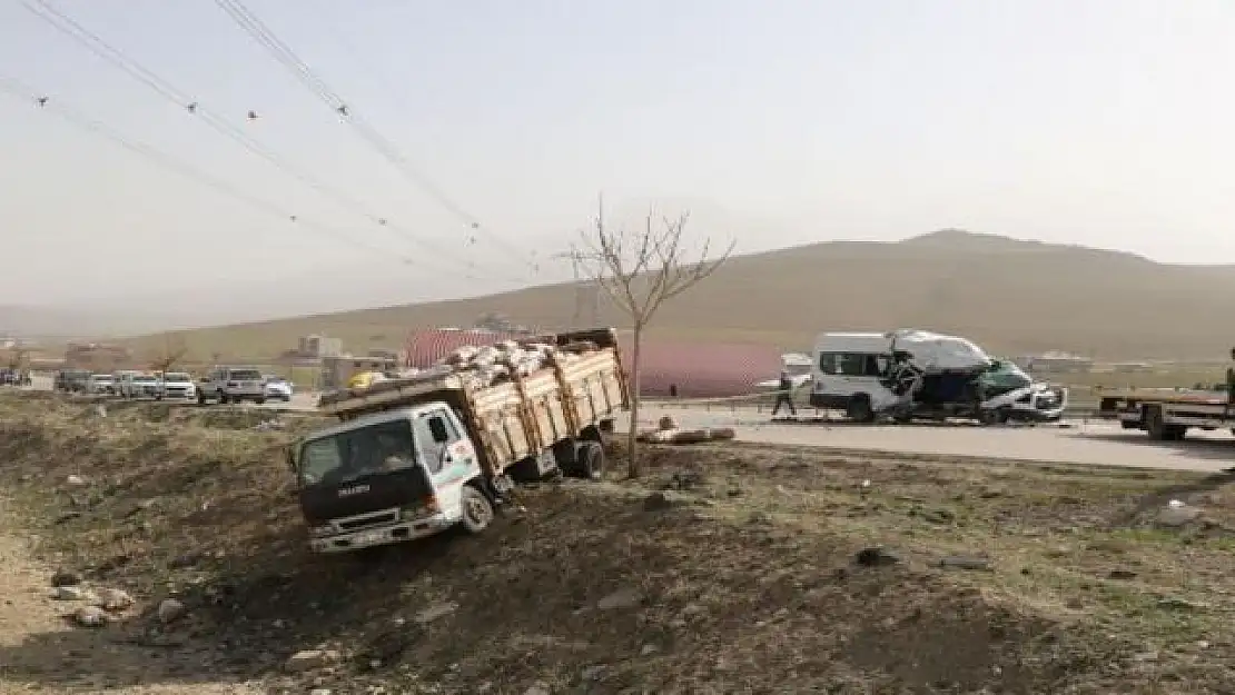 Van'da yolcu minibüsü, kamyona çarptı!