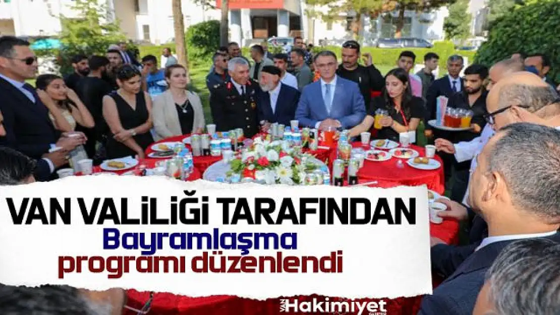 Van'da bayramlaşma töreni düzenlendi