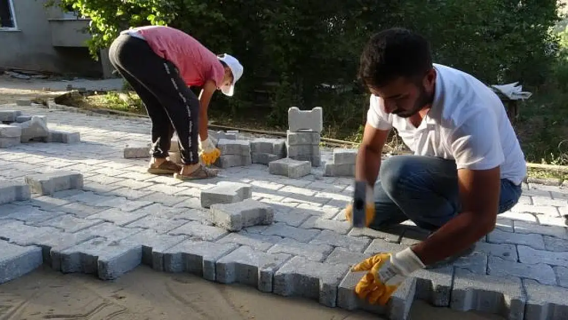 Gevaş Belediyesi mahalle yollarını parke taşları ile döşüyor