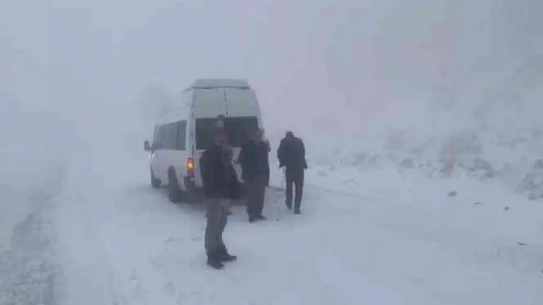 Karabet Geçidi'nde kar yağışı etkili oluyor