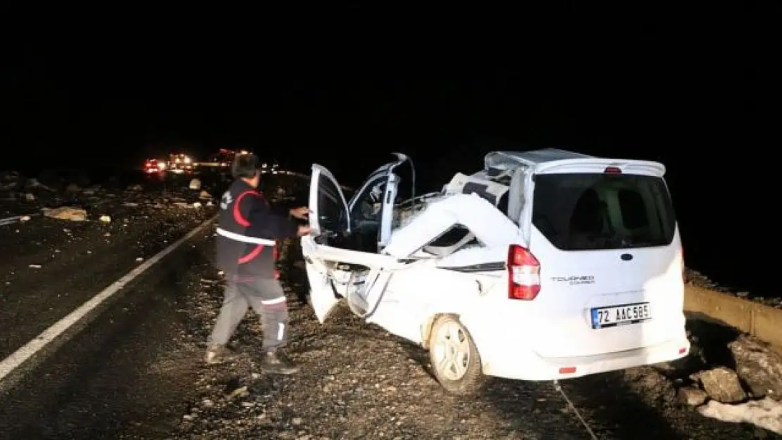 Dağdan kopan kaya parçaları üzerlerine düştü!