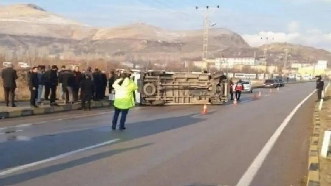 Gevaş'ta öğrencileri taşıyan minibüs yan yattı