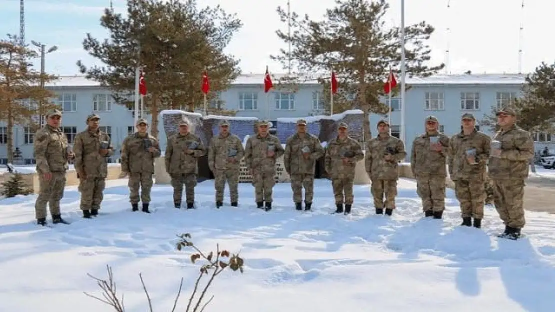 Van Jandarmasına el emeği göz nuru çorap gönderildi