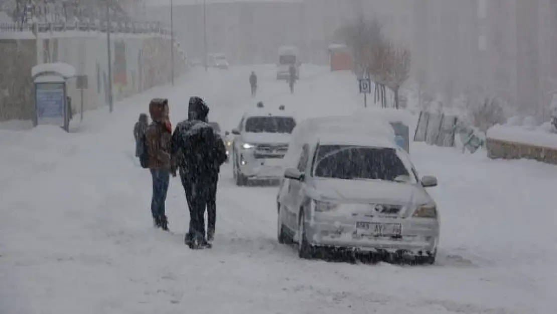 Van'da kar yağışı hayatı felç etti