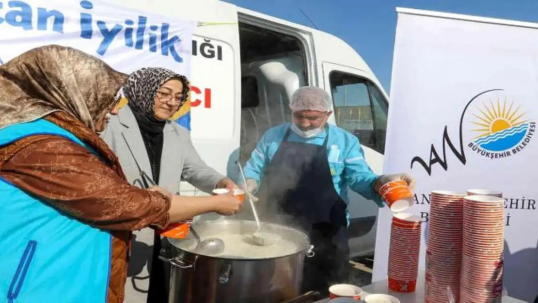 Van'da Regaip Kandili dolayısıyla vatandaşlara çorba ikram edildi