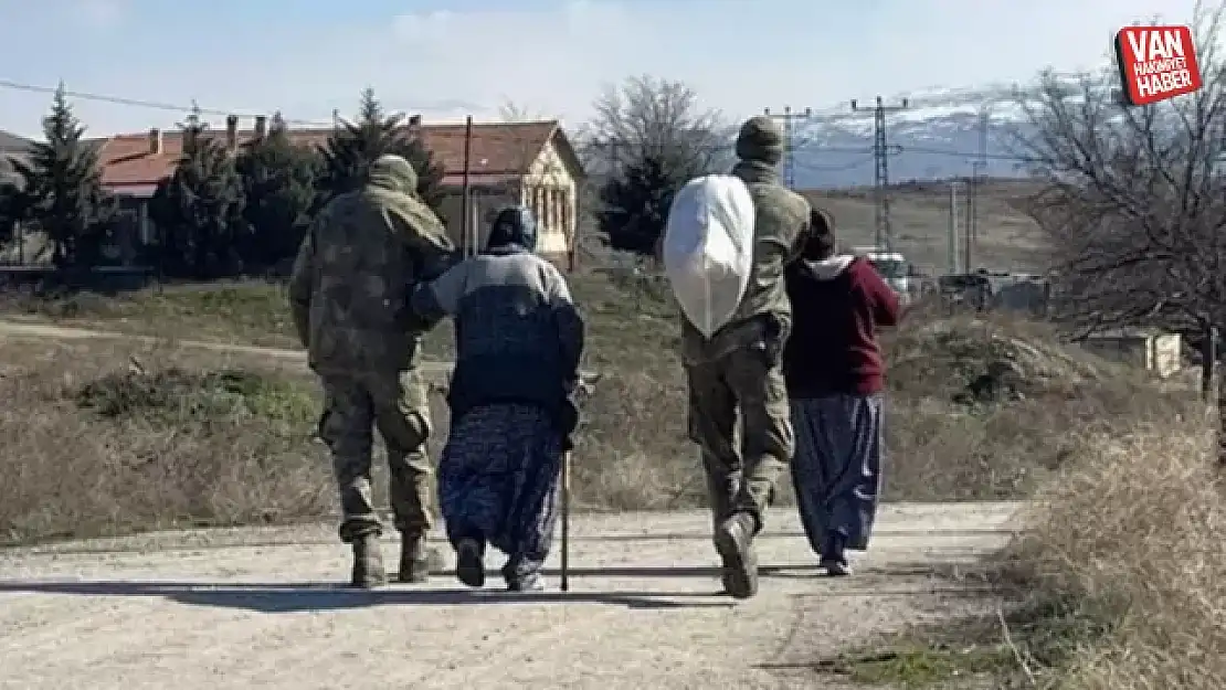 Mehmetçik afet bölgesinde depremzedelerle birlikte