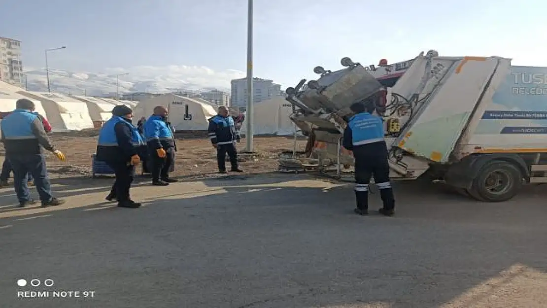 Tuşba Belediyesi, Deprem Bölgesinde Temizlik Çalışması Yapıyor