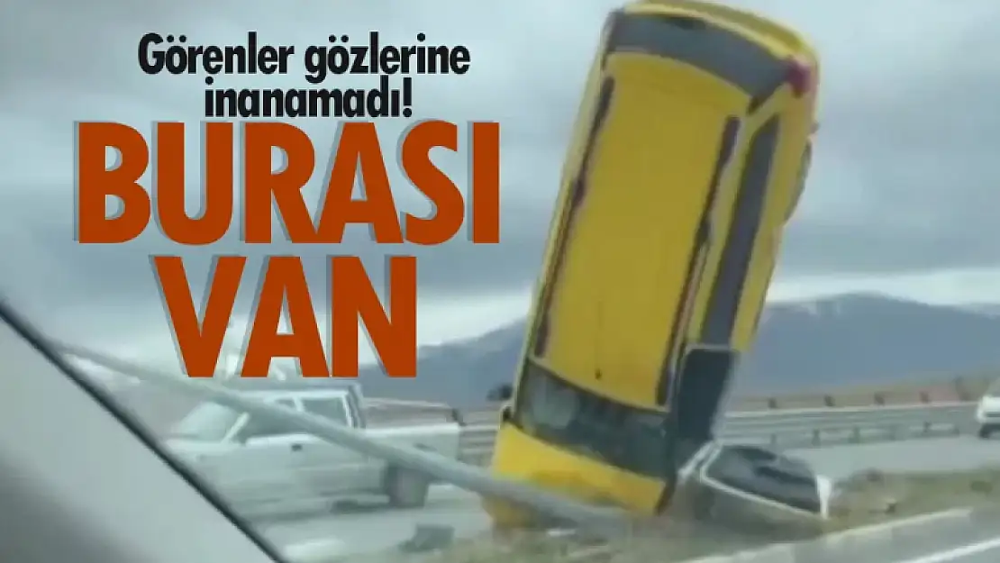 Van'da elektrik direğine çarpan araç dik durdu!