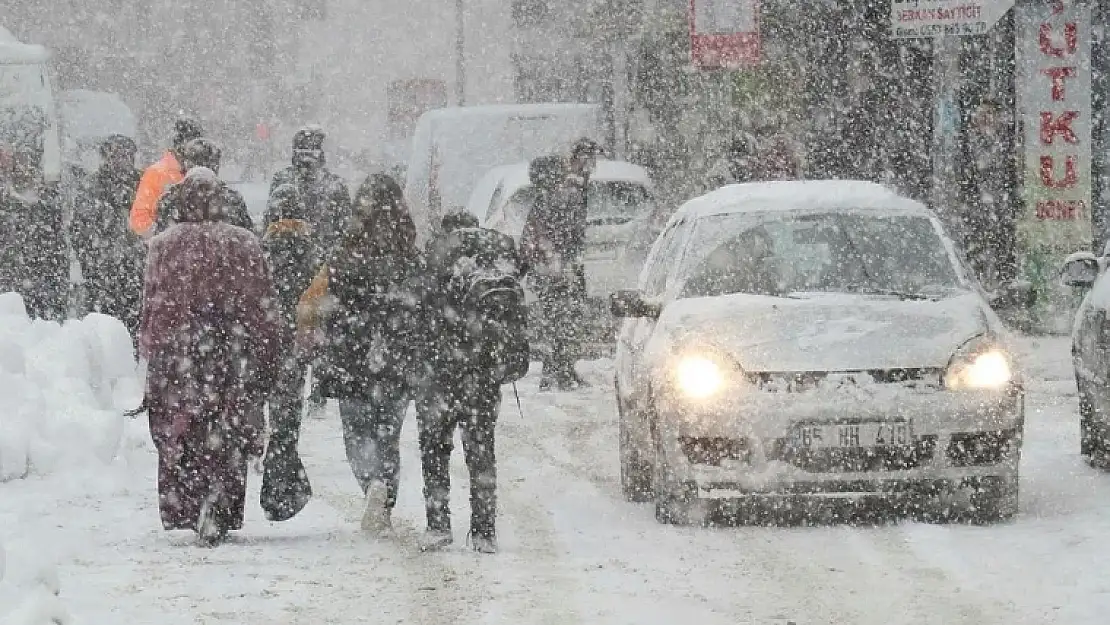 Van'da mart kapıdan baktırdı! Van'da yoğun kar yağışı hayatı olumsuz etkiledi!