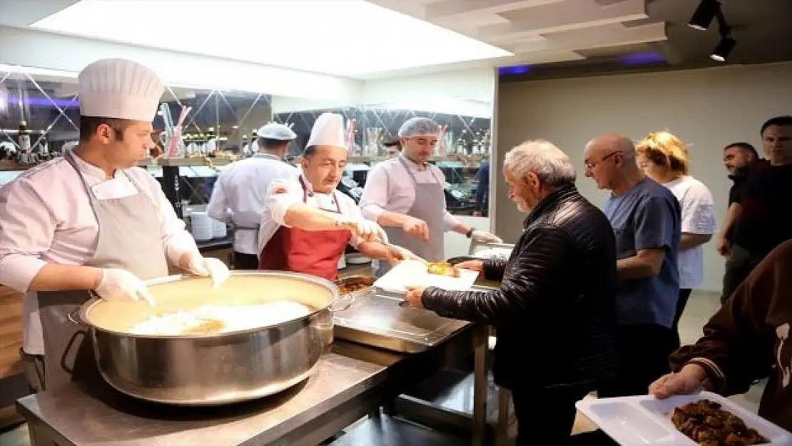 Van'da misafir edilen depremzedeler ilk iftarını yaptı