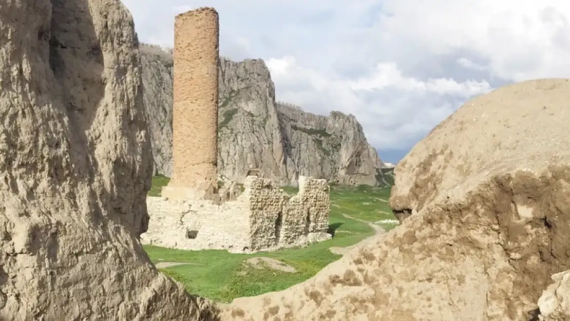 Kaçak kazılar, Eski Van Şehri'ni tahrip ediyor