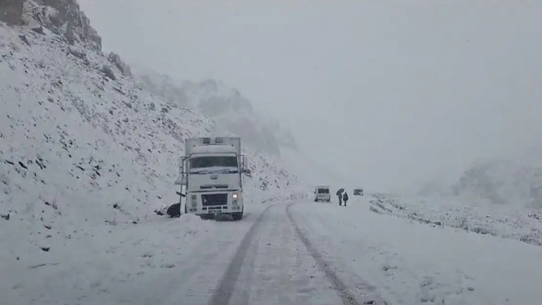 Bahçesaray'da kuvvetli kar yağışı! Araçlar yolda kaldı...