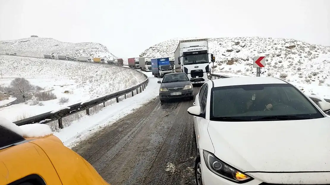 Bahçesaray kara yolu trafiğe kapatıldı