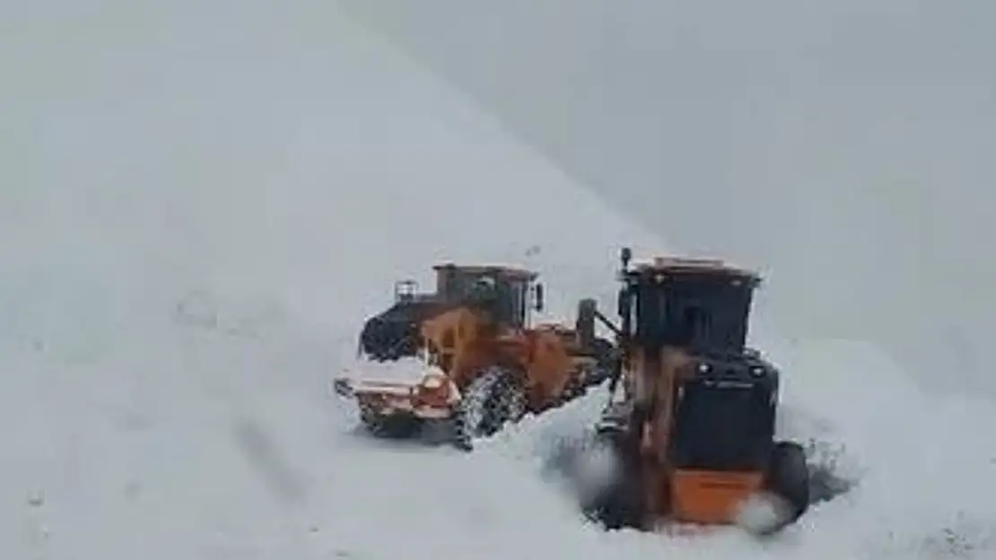 Bahçesaray yolunda heyelan ve çığ meydana geldi!