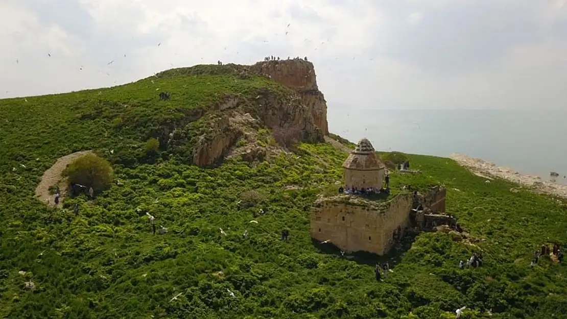 Çarpanak Adası'na ilkbaharda ziyaretçi yoğunluğu yaşanıyor