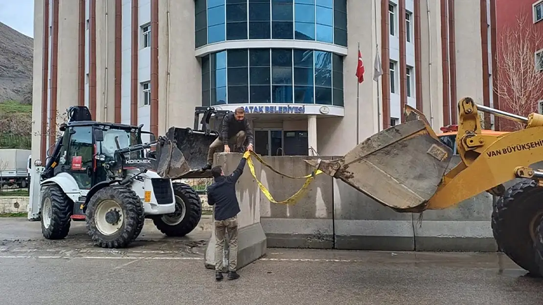 Çatak'ta belediye çevresindeki beton bariyerler kaldırıldı