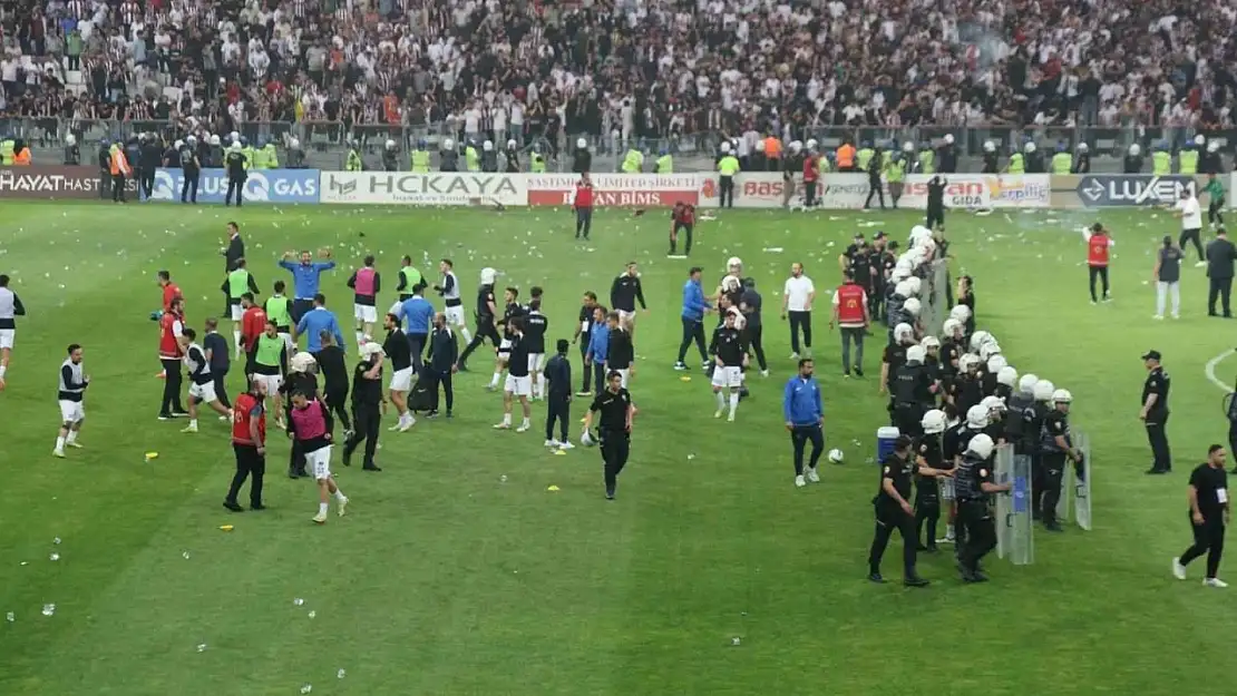 Elazığspor-Vanspor maçında hakeme atılan cisim belli oldu