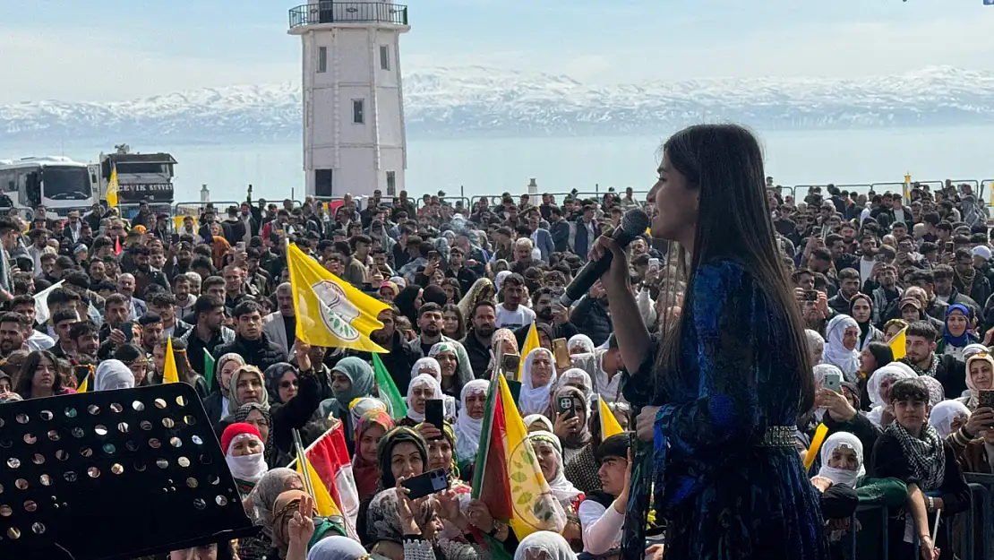 Erciş'te Nevruz kutlamaları renkli görüntülere sahne oldu