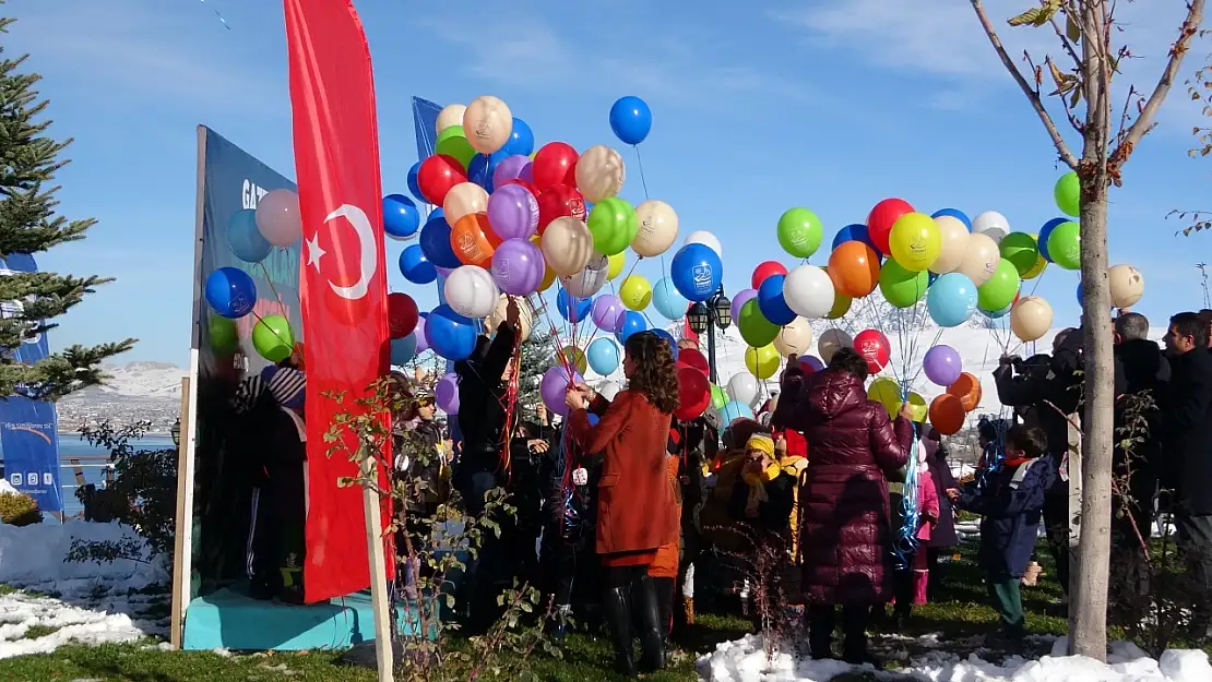 Gazze'de ölen çocuklar için gökyüzüne balon bıraktı!