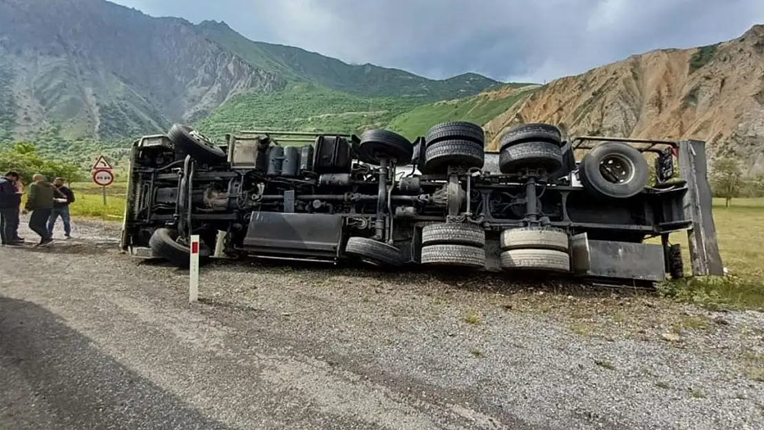 Hakkari-Van kara yolunda kaza! Yakıt tankeri yan yattı