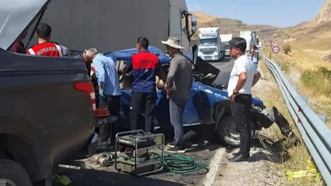 Hakkari-Van karayolunda feci kaza!